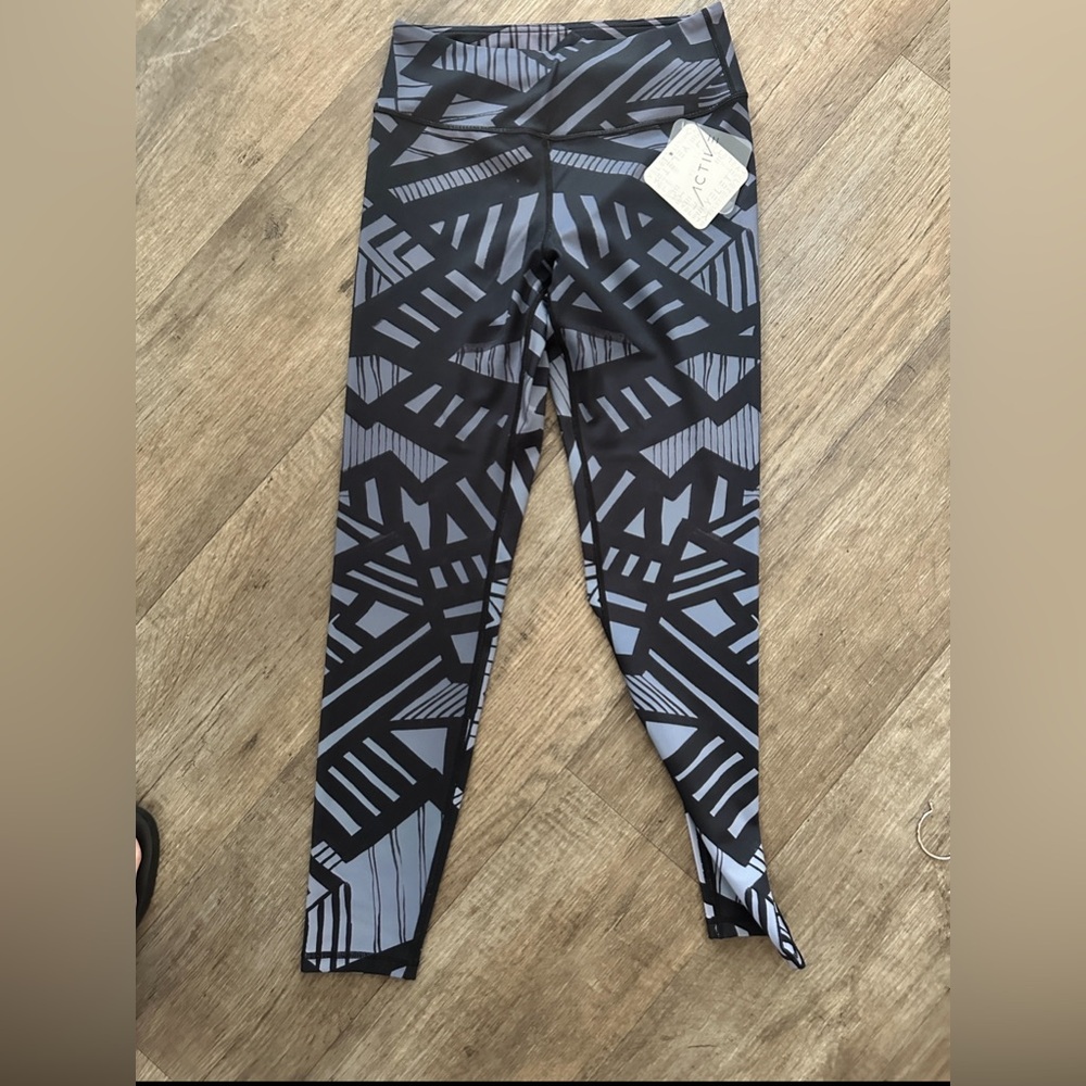 NWT LEGGINGS BLACK AND GREY size Med 50
